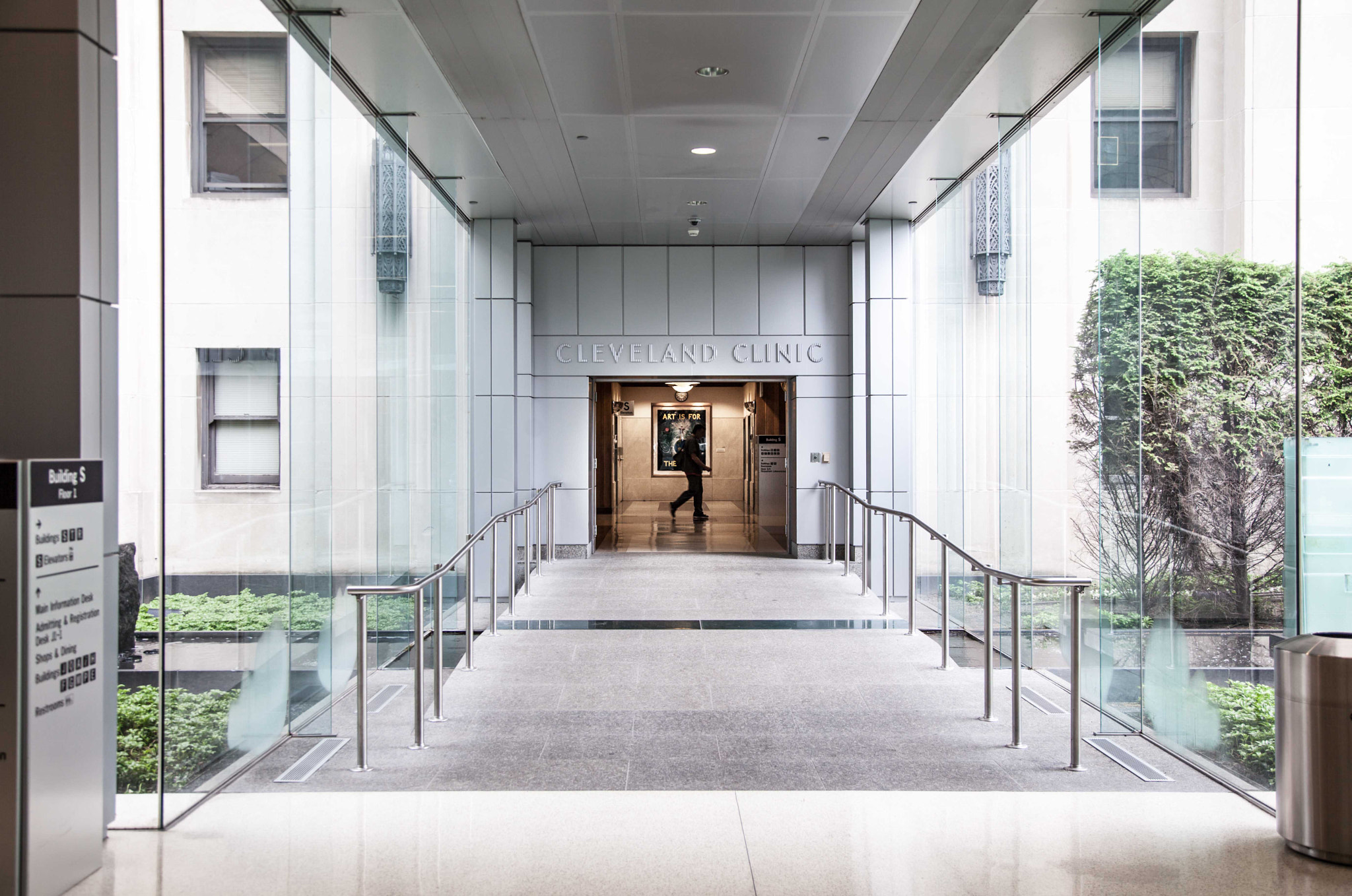 The main entrance of the Cleveland Clinic in Ohio.